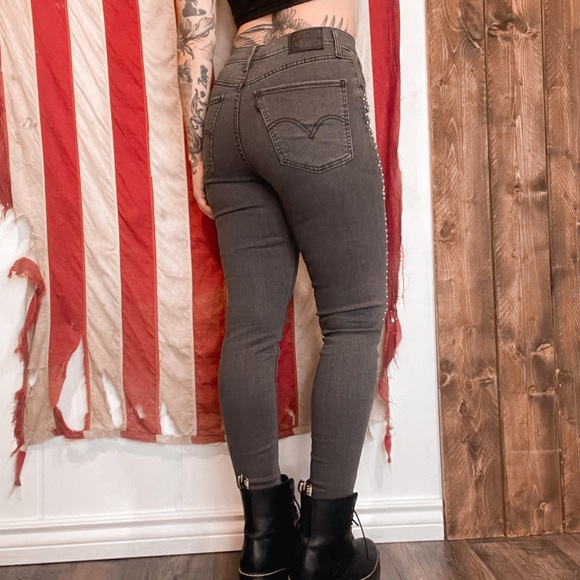 Levi's x Dolls Kill Roped Studded In Mile High Skinny Jeans in Light Grey - Picture 3 of 7